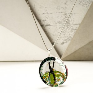 Zielona sukienka w grafice biżuterii.