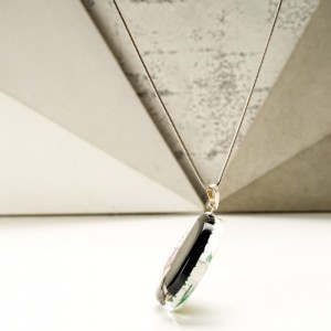 Zielona sukienka w grafice biżuterii.