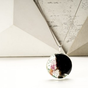 Zielona sukienka w grafice biżuterii.