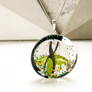 Zielona sukienka w grafice biżuterii.