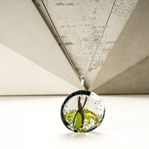 Zielona sukienka w grafice biżuterii.