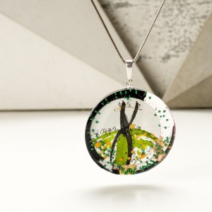 Zielona sukienka w grafice biżuterii.