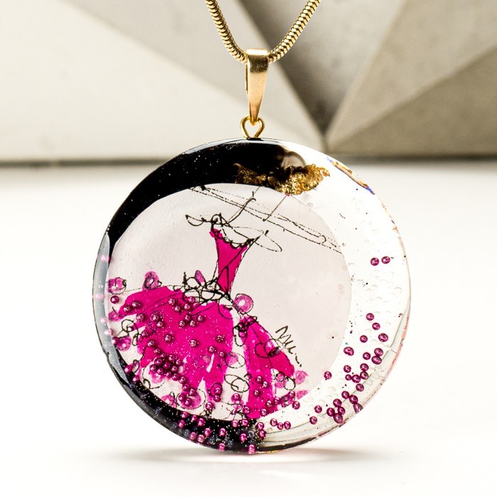 Różowy pozłacany naszyjnik artystyczny ręcznie malowany