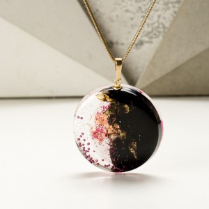 Różowy pozłacany naszyjnik artystyczny ręcznie malowany