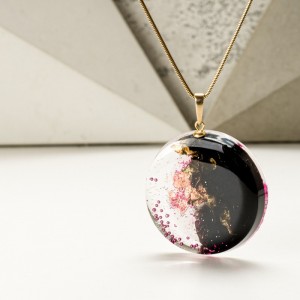 Różowy pozłacany naszyjnik artystyczny ręcznie malowany