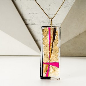 Biżuteria na prezent dla przyjaciółki z grafiką.