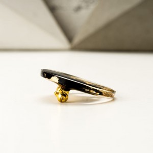 Broszka do sukienki okrągła czarno złota