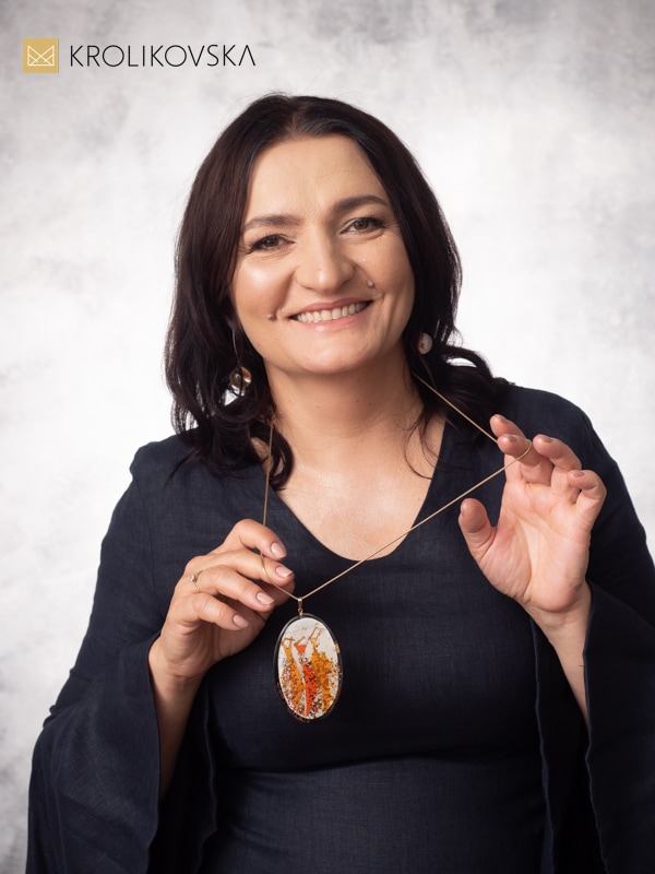 Biżuteria malowana do czarnej sukienki