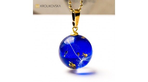 Jaką biżuterię wybrać do granatowej sukienki? Eleganckie inspiracje na każdą okazję