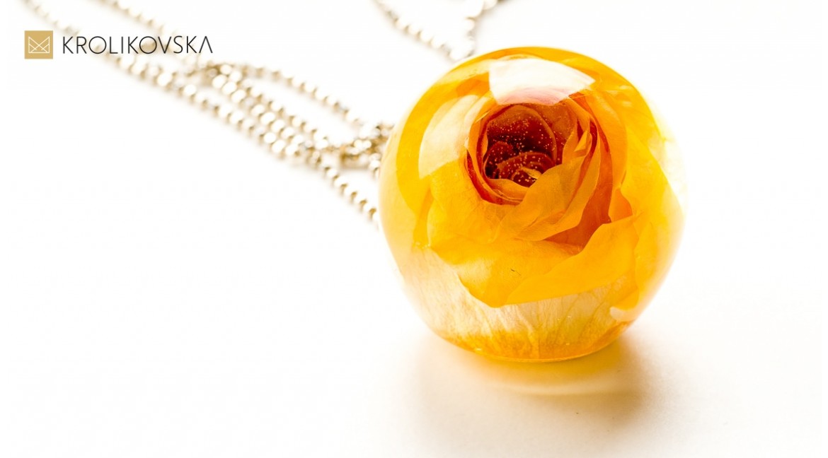 Artystyczna Biżuteria z Prawdziwymi Kwiatami Róży: Kolekcja Krolikovska.