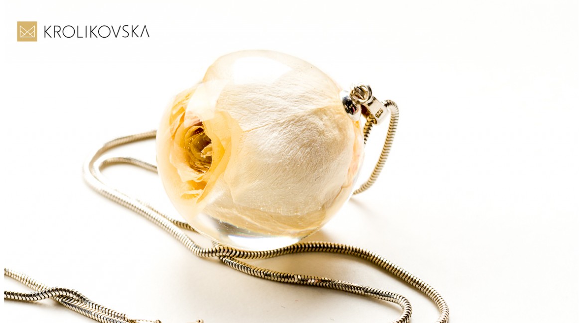 Biała Róża w Biżuterii: Symbol Elegancji i Czystości.