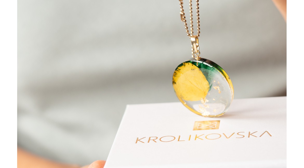 Biżuteria autorska - naszyjnik z zielono żółtą zawieszką od KROLIKOVSKA
