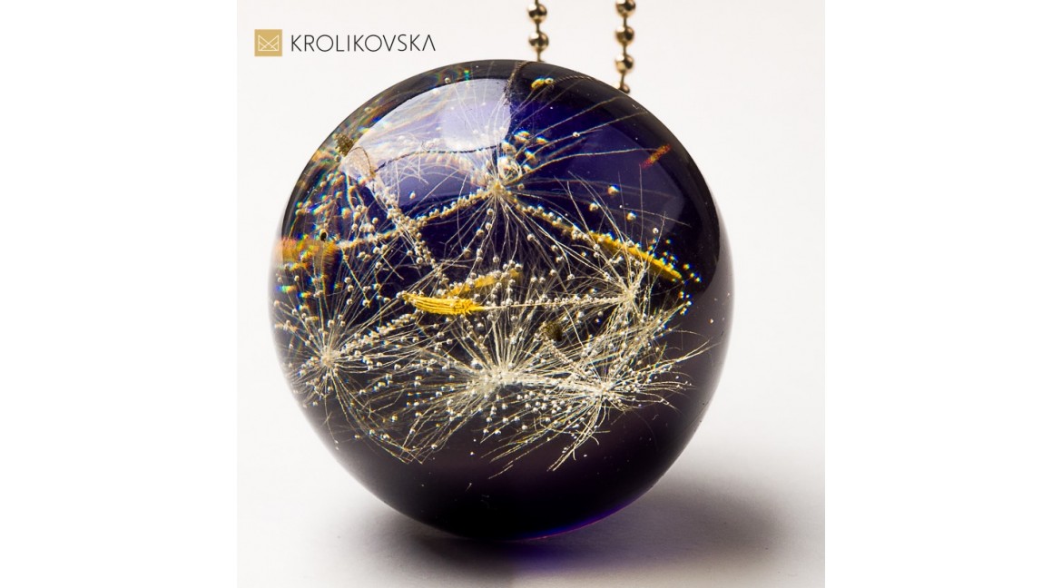 Biżuteria artystyczna z żywicy – dlaczego kobiety wybierają ją zamiast masowej biżuterii?