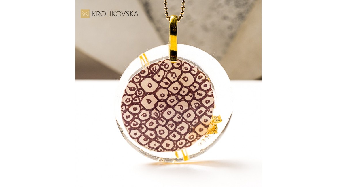 Jaką biżuterię nosić po 50 roku życia? Elegancja, styl i indywidualność.