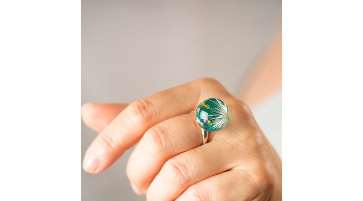 Biżuteria z żywicy - pierścionek z zielonym oczkiem i prawdziwymi kwiatami wrzosu